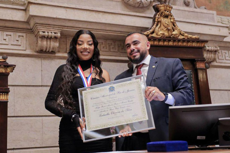 Ludmilla recebe medalha após iniciativa por doação de sangue