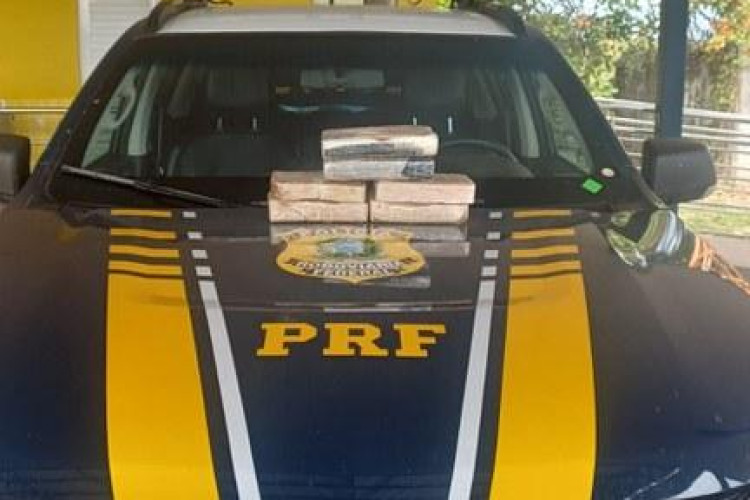 Mulher é presa transportando seis tabletes de cocaína em ônibus interestadual; droga saiu de Pontes e Lacerda