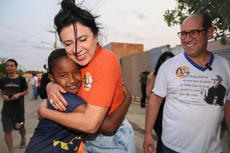 ARRASTÃO: Eliene Liberato inicia caminhada na sua campanha de reeleição em Cáceres, com arrastão no bairro Jardim Universitário