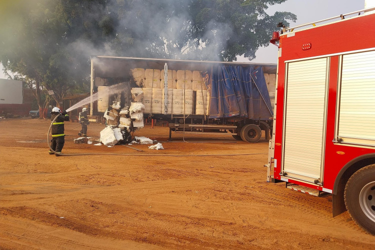 Bombeiros combatem incêndio em carreta carregada com algodão na BR-364