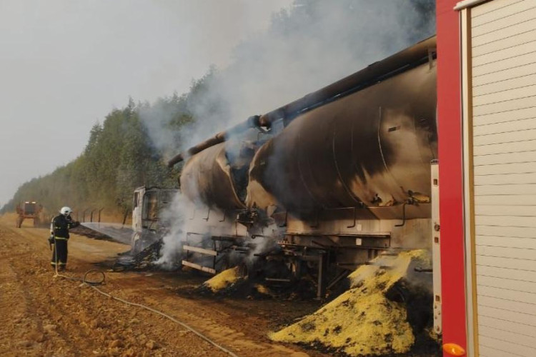 Bombeiros combatem incêndio em carreta carregada com ração