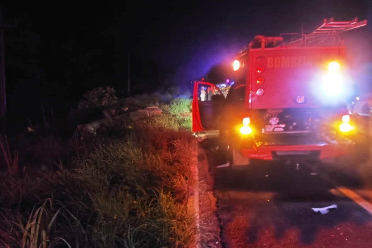 Bombeiros militares retiram vítima presa às ferragens após acidente na MT-060