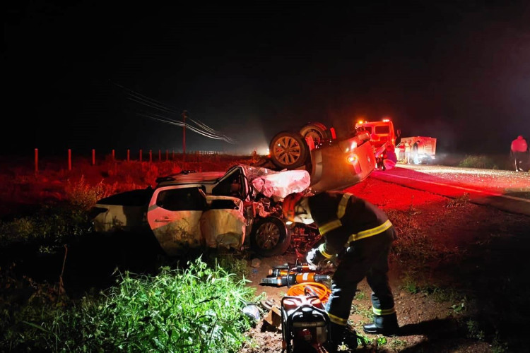 Corpo de Bombeiros realiza o desencarceramento de três vítimas presas às ferragens de veículo