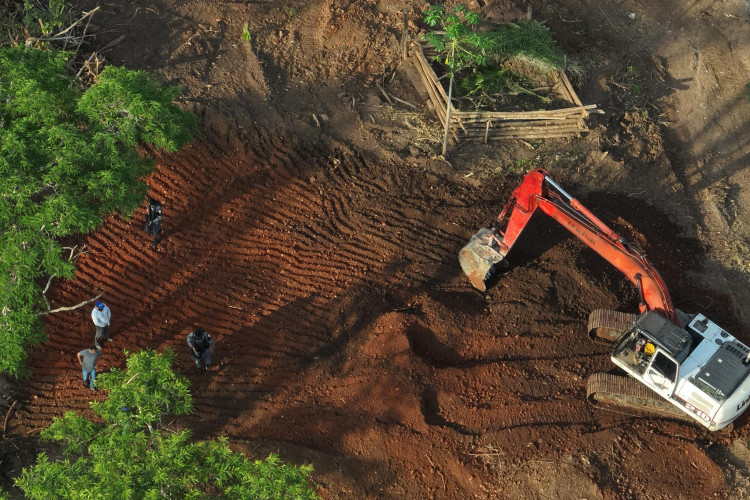 Crime ambiental: Força Tática apreende máquina em área de invasão próximo a Pontes e Lacerda