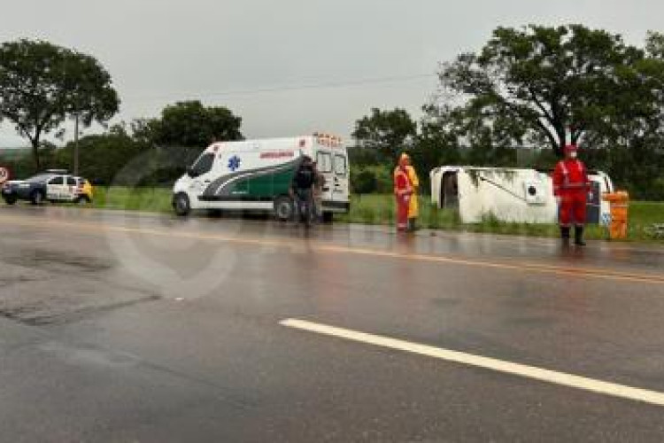 Mulher morre após veículo capotar em rodovia de MT