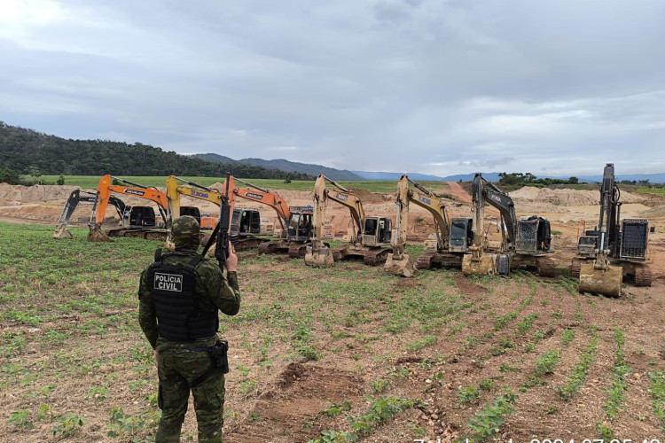 Polícia Civil apreende 9 escavadeiras usadas em garimpo ilegal em propriedade rural