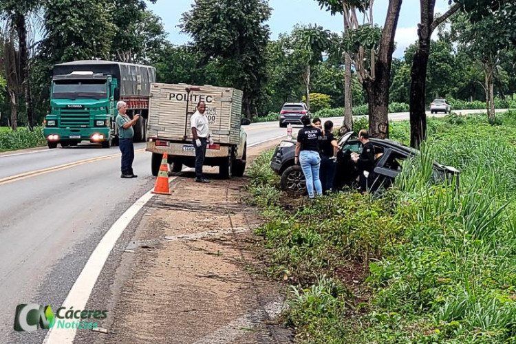 Morte na rodovia: carro sai da pista e bate em árvore