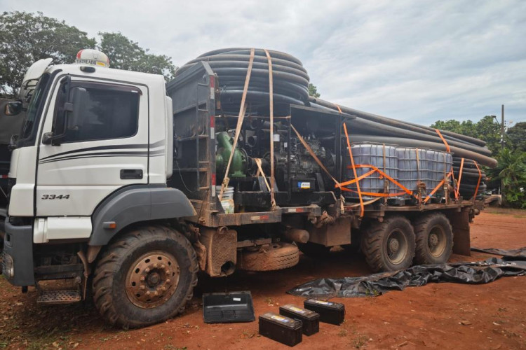 Polícia Civil intercepta veículo com combustível e equipamentos sendo levados para garimpo ilegal em Conquista D'Oeste