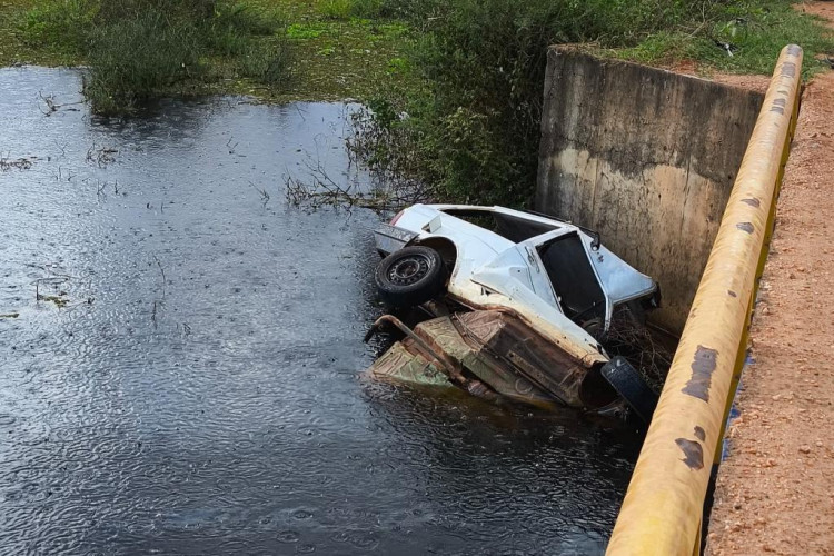 Corpo de Bombeiros localiza corpos de duas vítimas de afogamento após queda de carro de ponte