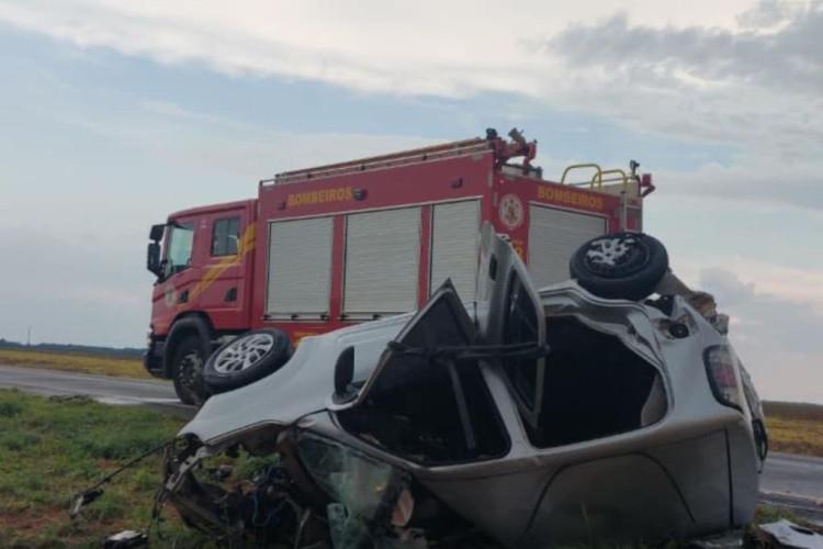 Corpo de Bombeiros socorre vítimas de acidente entre carro e caminhonete na MT-485