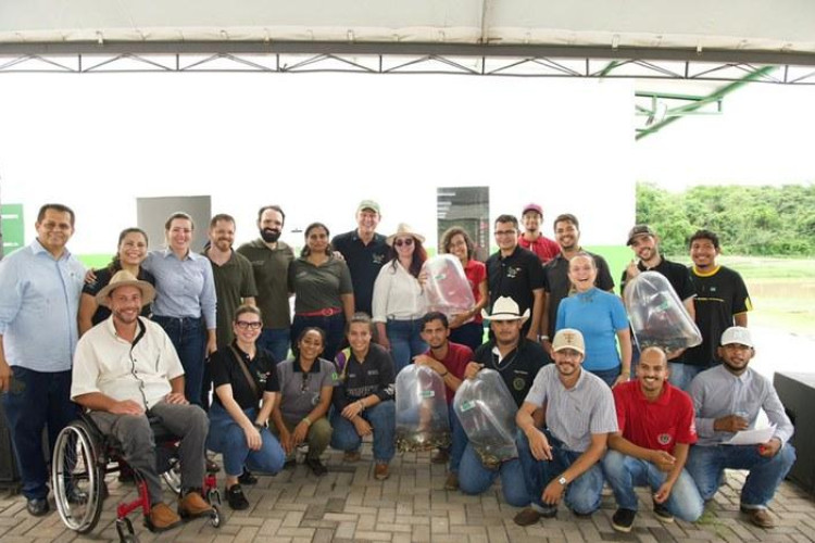 Ministro Fávaro realiza entrega de alevinos para fortalecer piscicultura na Baixada Cuiabana