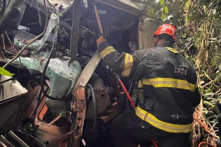 Corpo de Bombeiros resgata duas vítimas presas às ferragens após acidente entre carretas