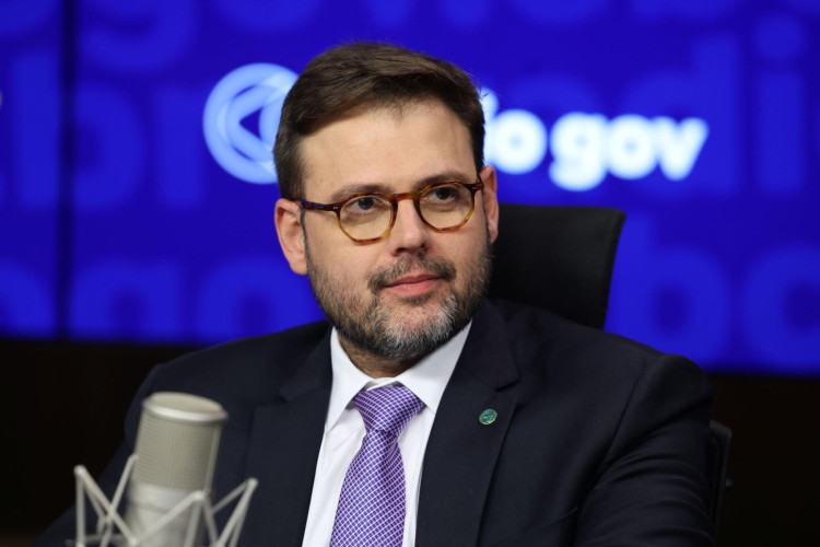 Fila no Revalida e falta de médicos no interior: Irajá propõe modernização do sistema