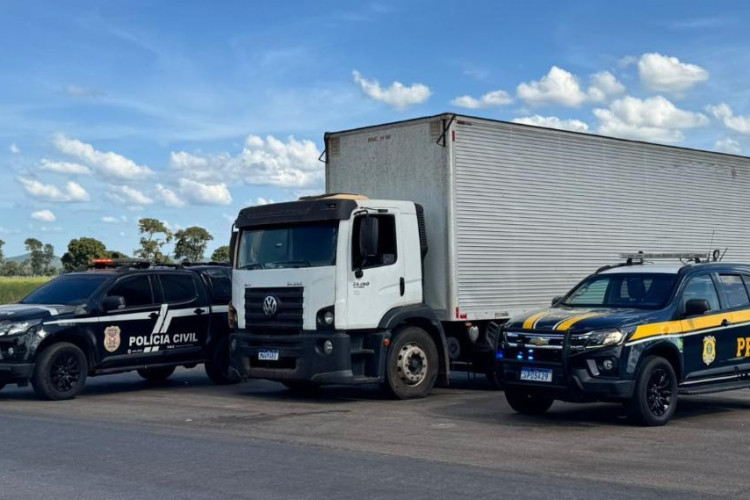Polícia Civil e PRF apreendem caminhão carregado de alimentos pertencente a facção criminosa em Cáceres