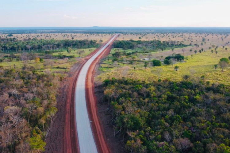 Obras para asfaltar MT-199 avançam em direção a Bolívia