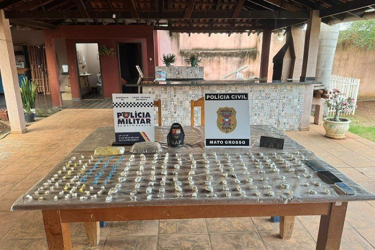 Policiais encontraram drogas embaladas para venda em um imóvel próximo ao Hospital Municipal, além de balança de precisão e celulares