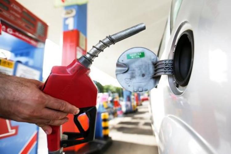 Abastecer com gasolina compensa mais do que com etanol em MT