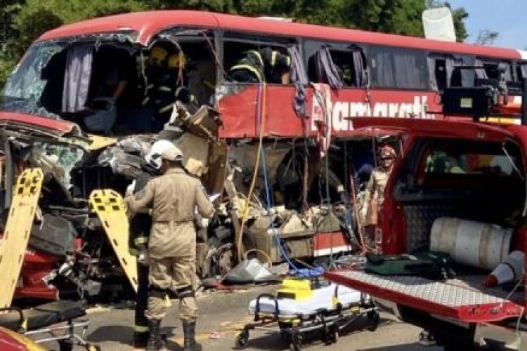 Acidente envolvendo ônibus e carreta deixa mortos 11 na BR-163