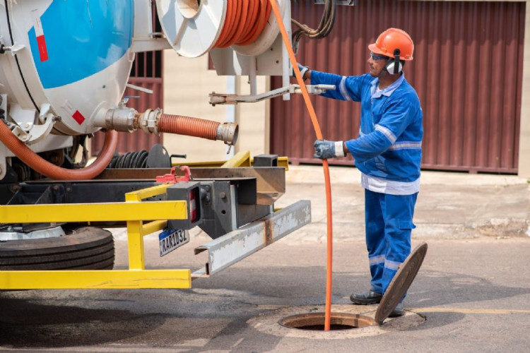 Águas Pontes e Lacerda fiscaliza ligações de água pluvial na rede de esgoto