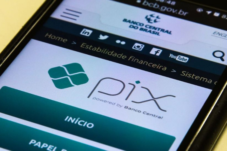 Aneel obriga distribuidoras a oferecer Pix para pagar contas de luz