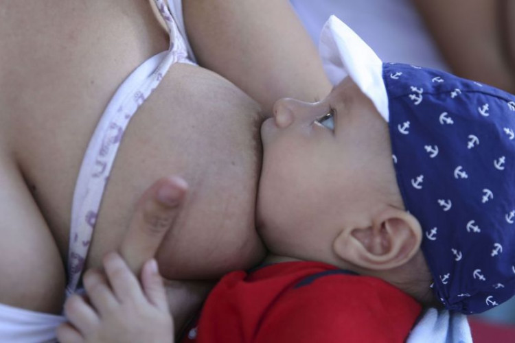 Anticorpos contra covid-19 podem passar para bebês pelo leite materno