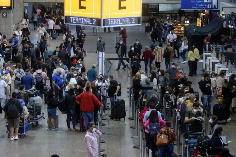 Anvisa aprova volta do uso de máscaras em aviões e aeroportos