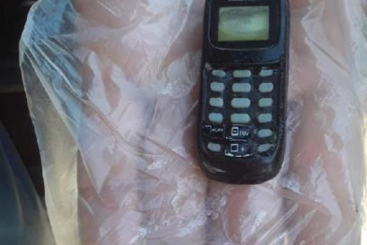 Após 40 dias, preso que engoliu celular passa por cirurgia para retirada de objeto