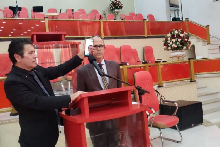 Através de videochamada, Presidente Bolsonaro participa de reunião na Igreja Evangélica Assembleia de Deus em Pontes e Lacerda