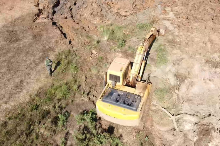 Batalhão Ambiental fecha garimpo ilegal, apreende máquinas e prende quatro pessoas em flagrante