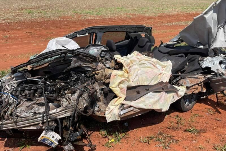 Batida de frente entre carreta e EcoSport mata motorista em rodovia de MT