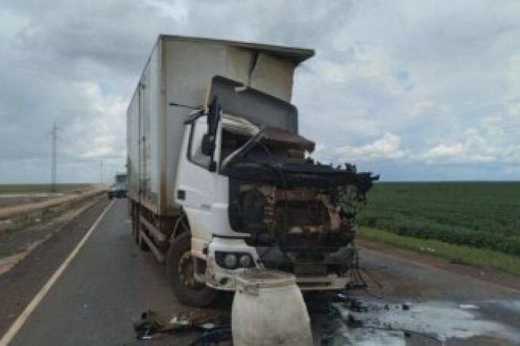 Batida entre duas carretas deixa motorista preso às ferragens