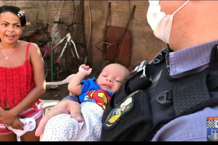 Bebê de um mês de vida é salvo pela PM ao engasgar com leite materno em MT