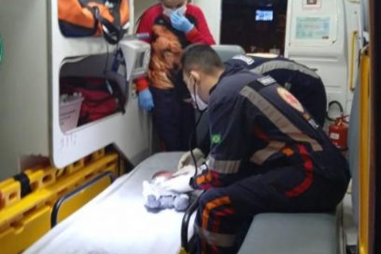 Bebê engasga durante amamentação e é salvo por policiais
