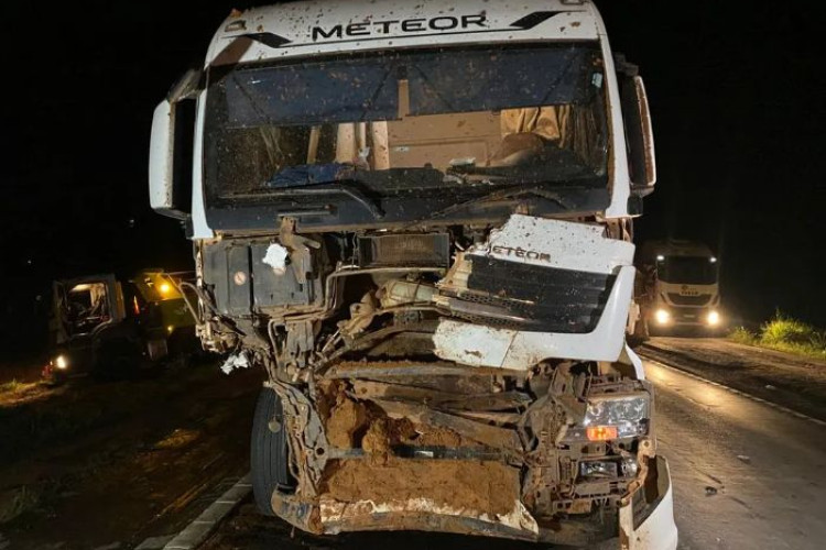 Bloqueios: terra na pista provoca acidente entre três carretas em MT