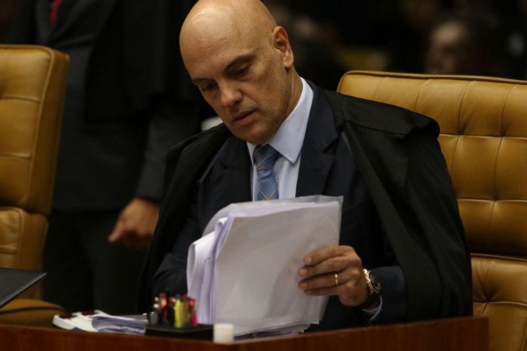 Bolsonaro formaliza pedido de impeachment de Alexandre de Moraes