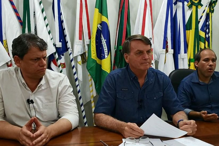 Bolsonaro negocia mudanças em projeto que muda ICMS sobre combustíveis