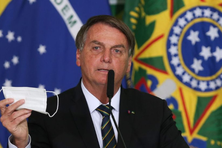 Bolsonaro pede parecer para desobrigar uso de máscara por vacinados