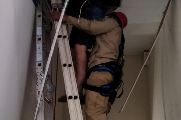 Bombeiros resgatam homem que sofreu choque elétrico e ficou preso em cima de forro de 4 metros de altura