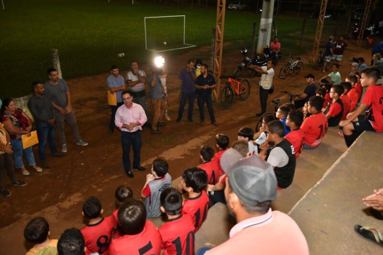Botelho beneficia alunos da Escolinha de Futebol Furacão de São José dos Quatro Marcos