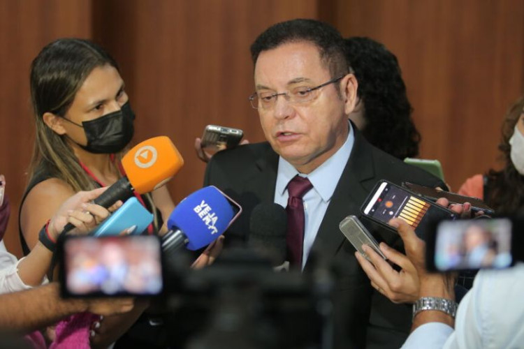 Botelho prepara lei que limita gastos públicos com shows em MT