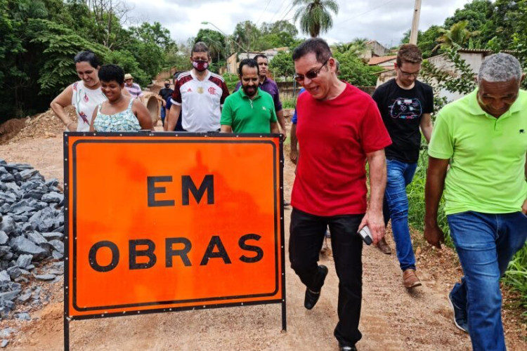 Botelho vistoria obras no bairro Centro América