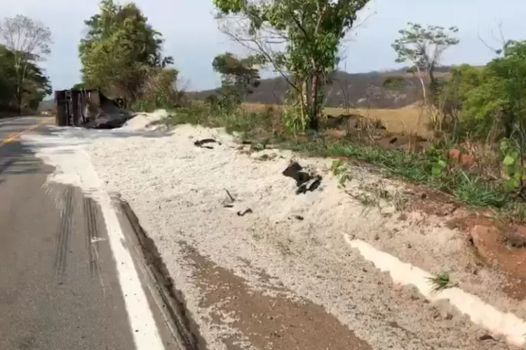 Caminhão carregado com caroço de algodão tomba na BR-364