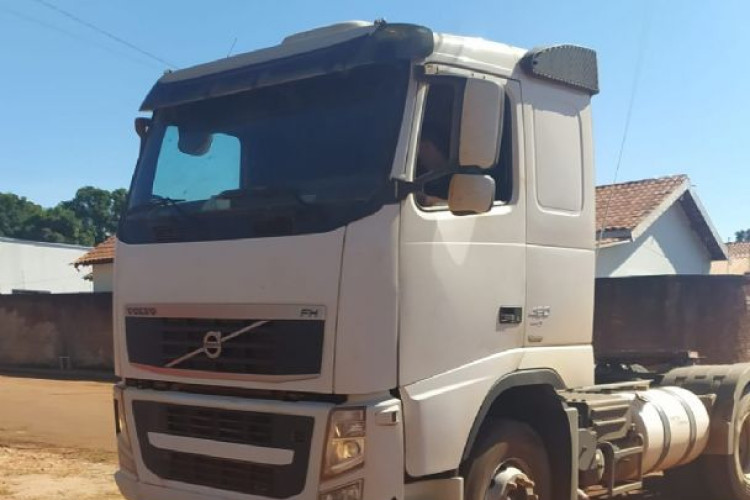 Caminhão roubado em posto de combustível no interior é recuperado por policiais civis horas após o crime