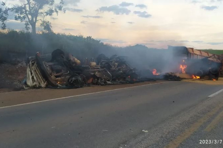 Caminhão tomba e pega fogo na BR-163 após pneu estourar