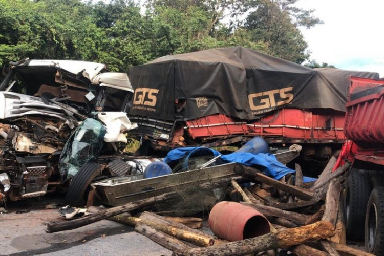Caminhoneiro morre após batida em serra em MT