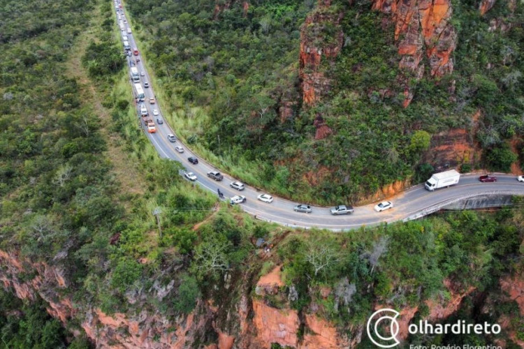 Caminhoneiro que caiu em precipício no Portão no Inferno passa por cirurgia