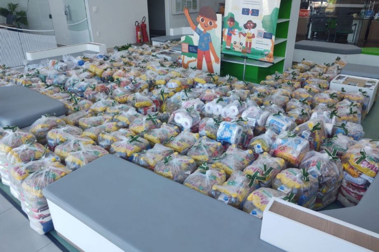 Campanha solidária “É de coração, é cooperação” da Sicredi Biomas beneficia a comunidade com mais de 48 toneladas de alimentos
