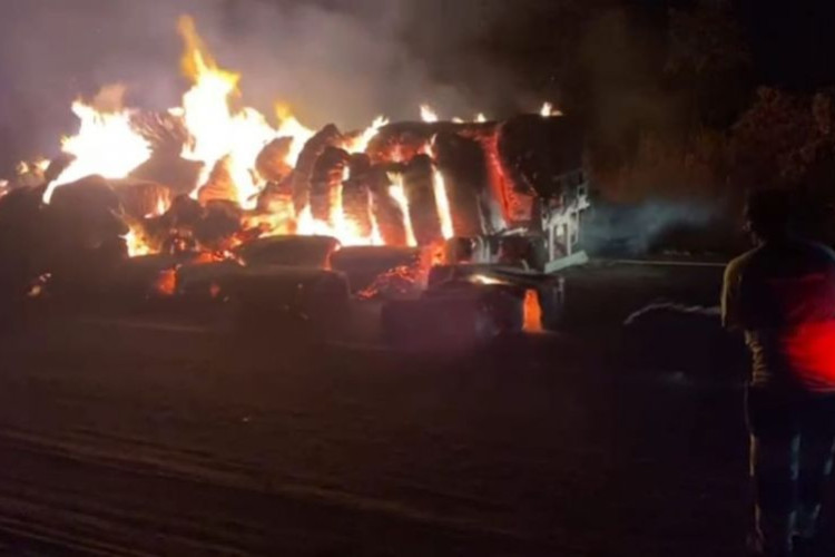 Carreta carregada com algodão é destruída pelo fogo em MT