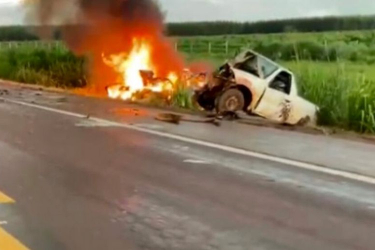 Carro pega fogo e uma pessoa morre em acidente envolvendo dois veículos na BR-163; vídeo