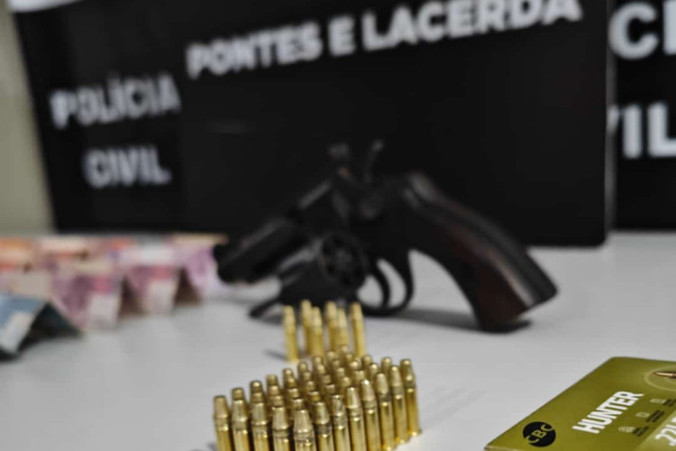 Casal é preso em flagrante pela Polícia Civil com arma de fogo e celulares em boca de fumo em Pontes e Lacerda